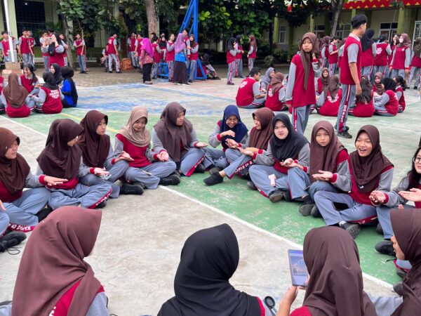 Lestarikan Budaya Lewat Permainan : Seroja Jumat di SMAN 5 Bandar Lampung