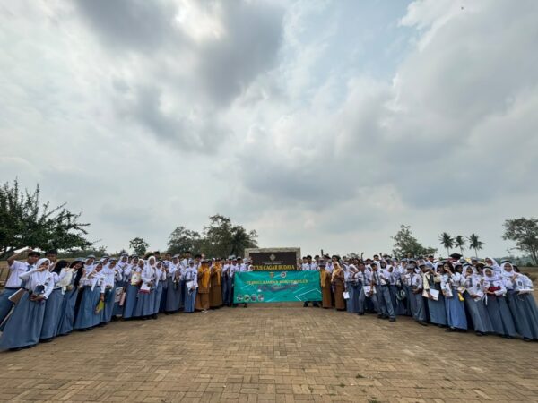 Kunjungan Kokurikuler : Mengamati Peninggalan-Peninggalan yang Ada di Situs Purbakala Pugung Raharjo